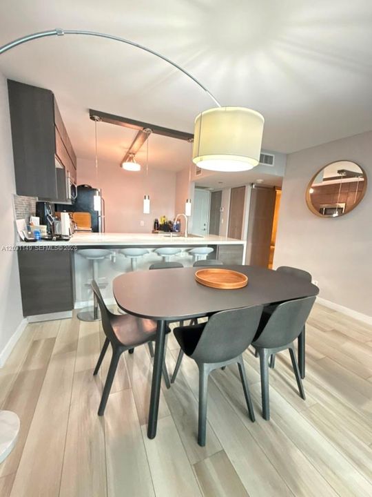 For Sale: $385,000 (1 beds, 1 baths, 991 Square Feet)