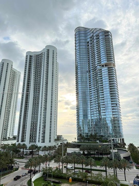 For Sale: $385,000 (1 beds, 1 baths, 991 Square Feet)