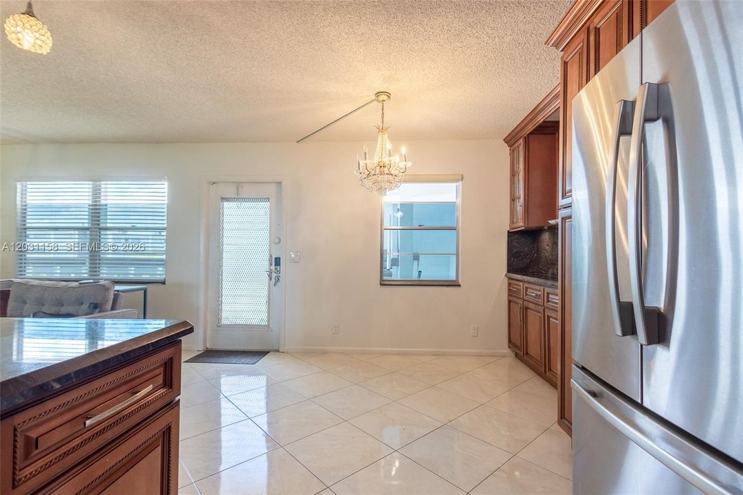 For Rent: $2,200 (2 beds, 2 baths, 896 Square Feet)
