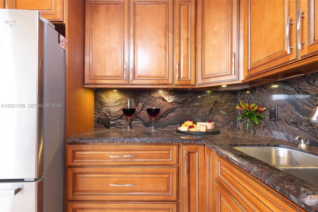 For Rent: $2,200 (2 beds, 2 baths, 896 Square Feet)