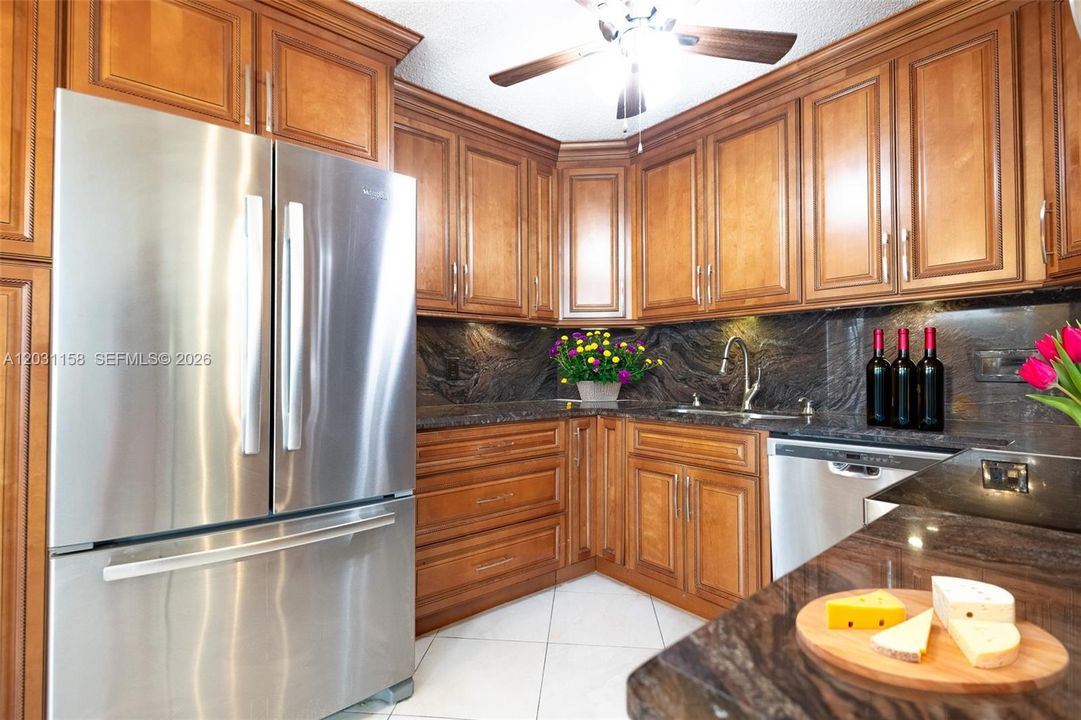For Rent: $2,200 (2 beds, 2 baths, 896 Square Feet)