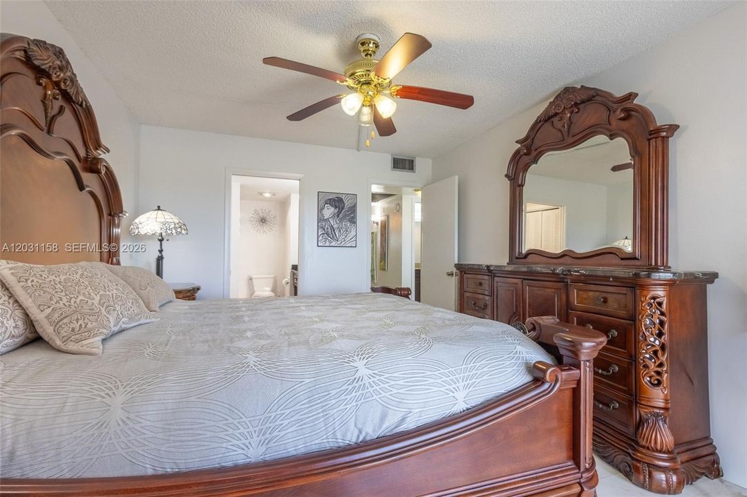 For Rent: $2,200 (2 beds, 2 baths, 896 Square Feet)