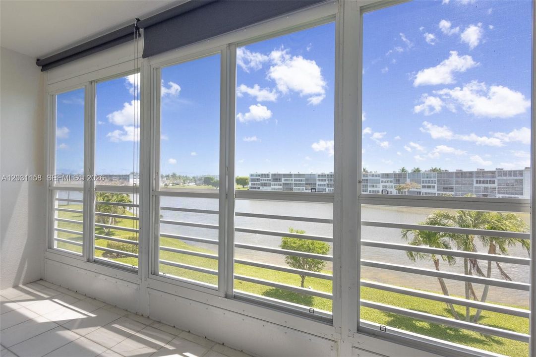 For Rent: $2,200 (2 beds, 2 baths, 896 Square Feet)