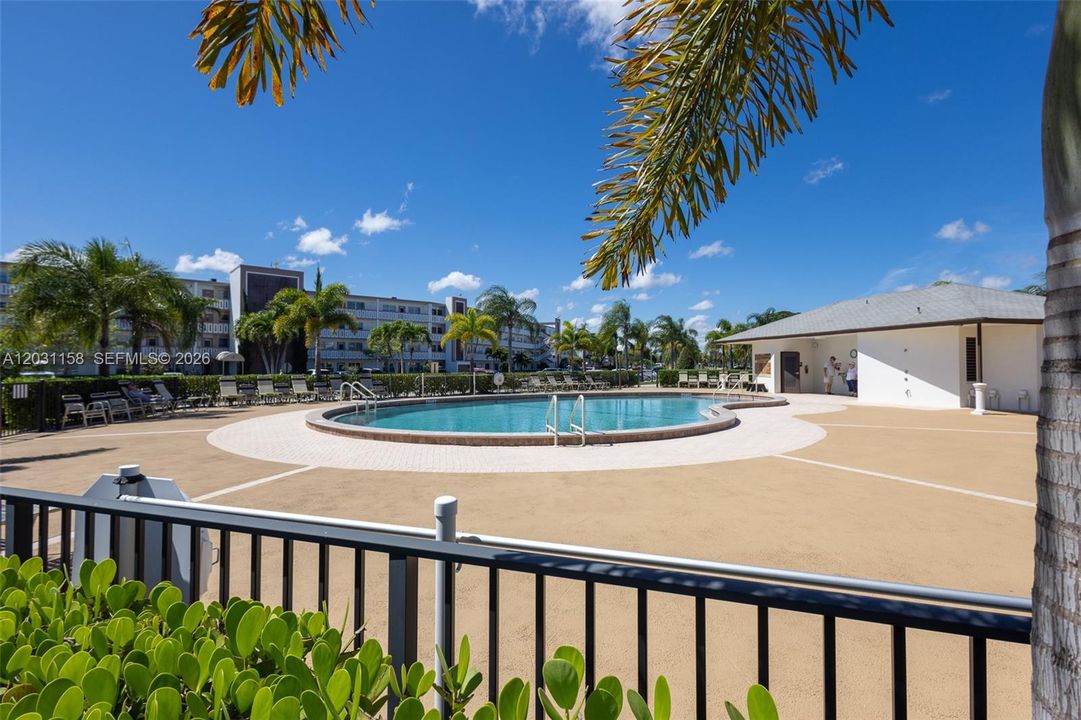 For Rent: $2,200 (2 beds, 2 baths, 896 Square Feet)