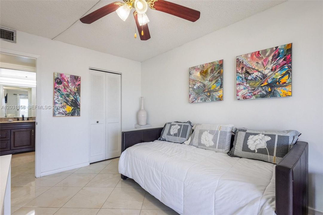 For Rent: $2,200 (2 beds, 2 baths, 896 Square Feet)