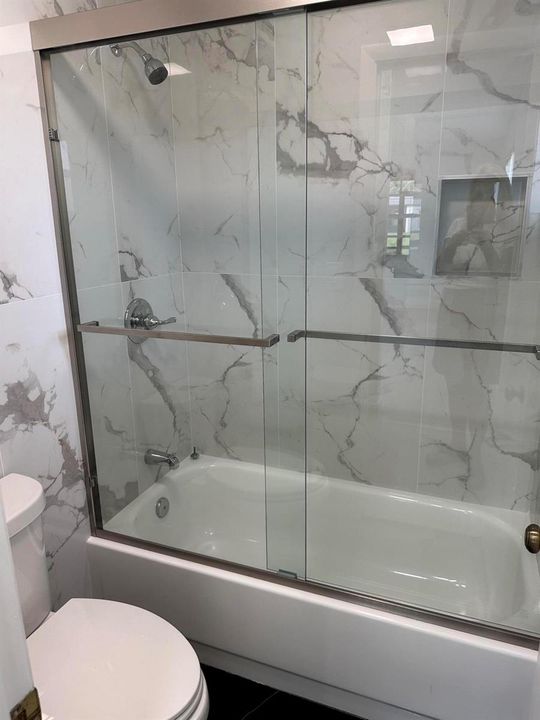 Primary Bath 2 w/ Tub