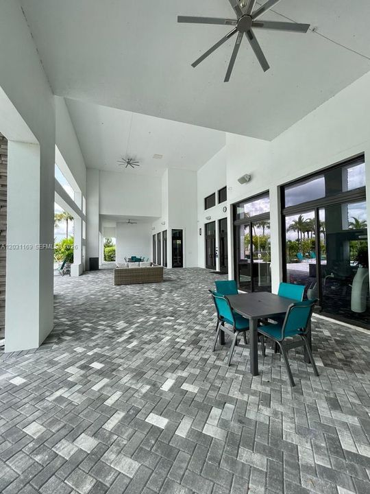 En Venta: $669,000 (4 camas, 3 baños, 2259 Pies cuadrados)