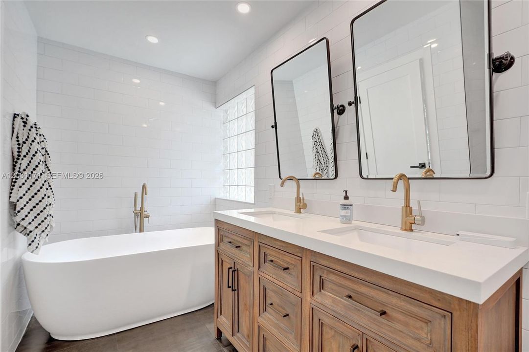 Master bedroom bath soak in tub