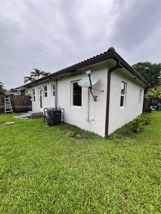出租: $4,000 (2 贝兹, 1 浴室, 1610 平方英尺)