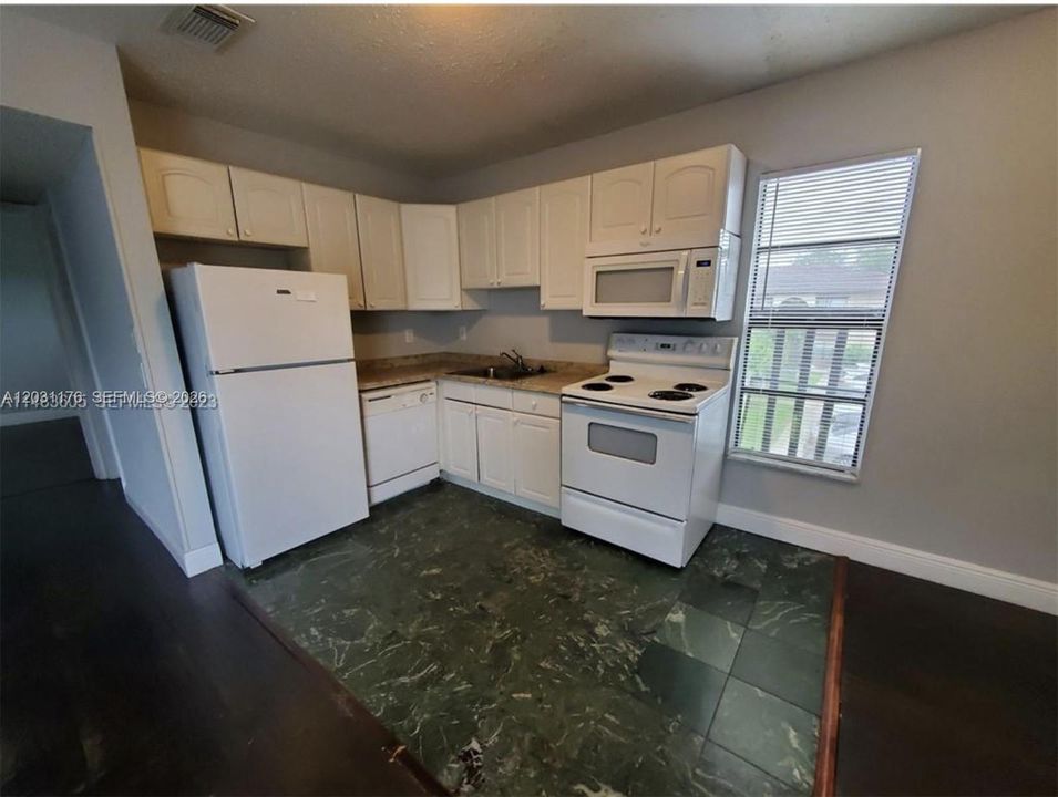 For Rent: $1,800 (2 beds, 2 baths, 800 Square Feet)
