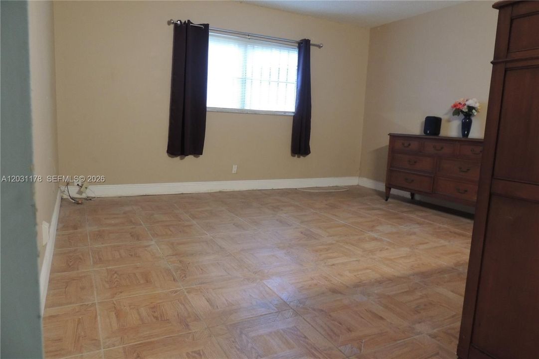For Sale: $75,000 (1 beds, 1 baths, 812 Square Feet)