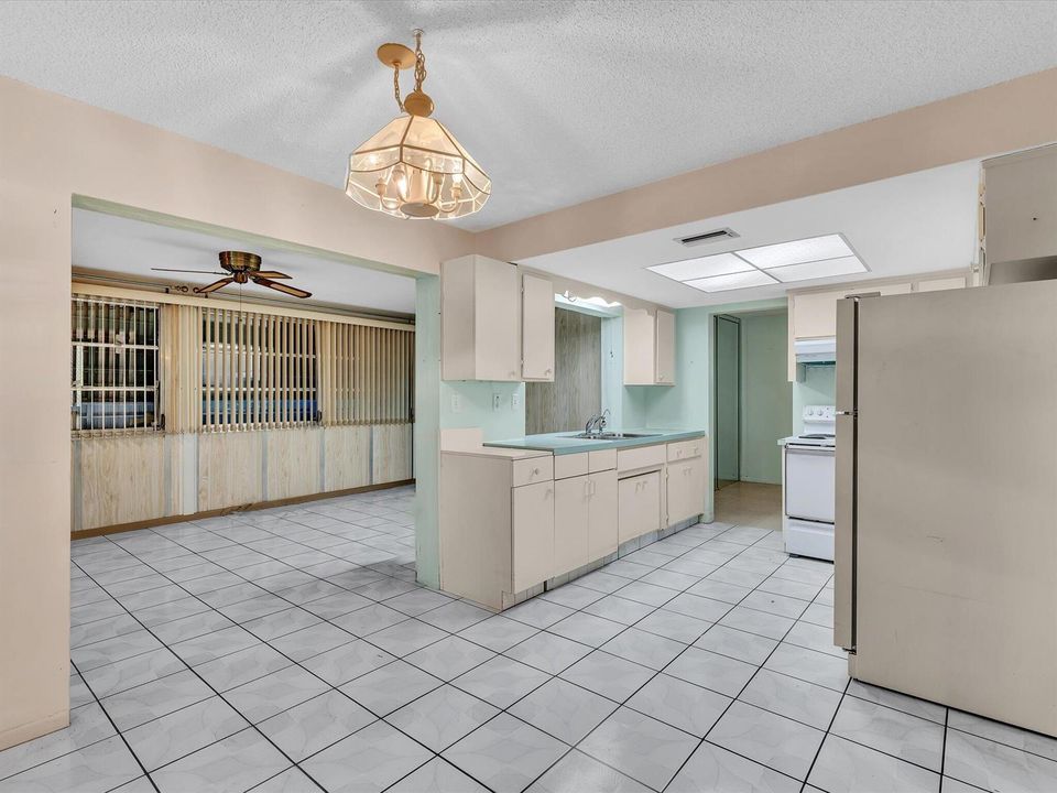 25-Kitchen to enclosed back room_extra d
