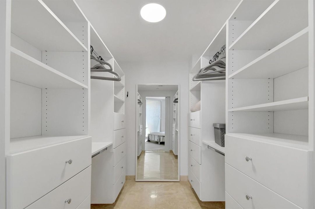 WALKING-IN CLOSET