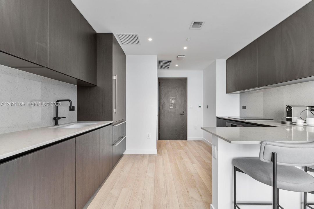 For Sale: $900,000 (1 beds, 1 baths, 617 Square Feet)