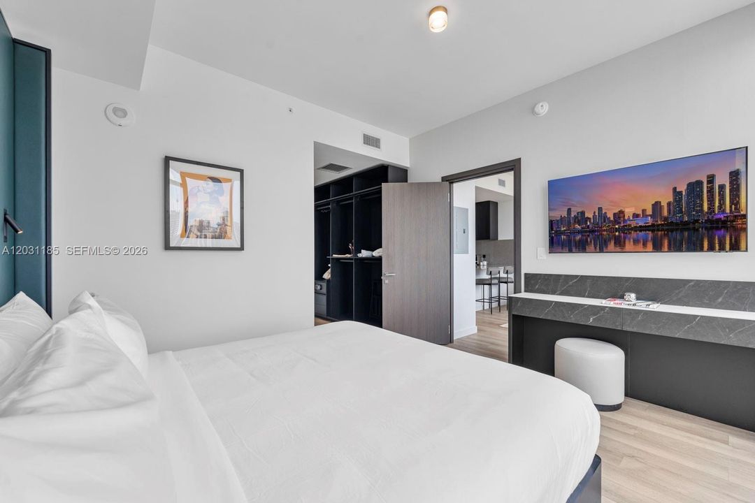 For Sale: $900,000 (1 beds, 1 baths, 617 Square Feet)