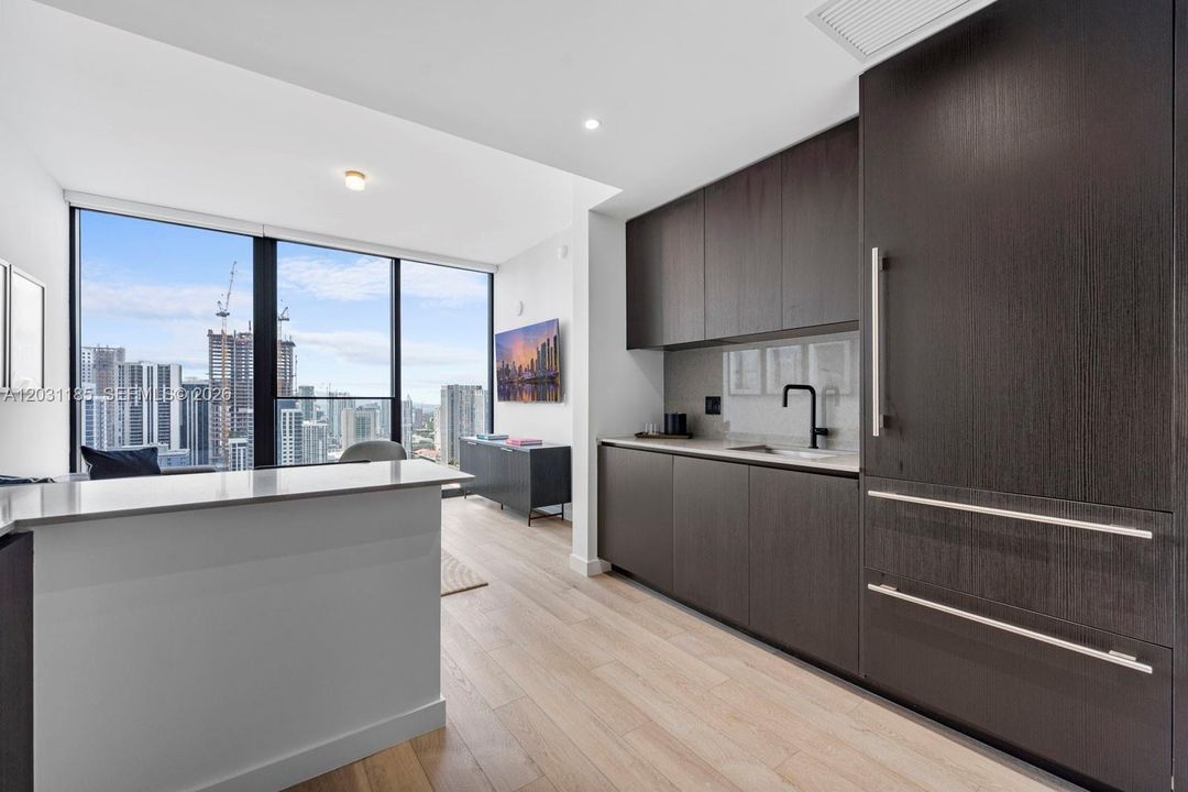 For Sale: $900,000 (1 beds, 1 baths, 617 Square Feet)