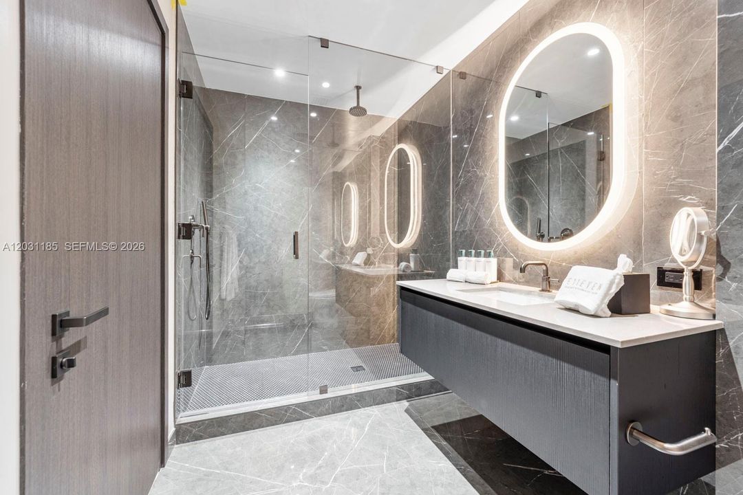 For Sale: $900,000 (1 beds, 1 baths, 617 Square Feet)