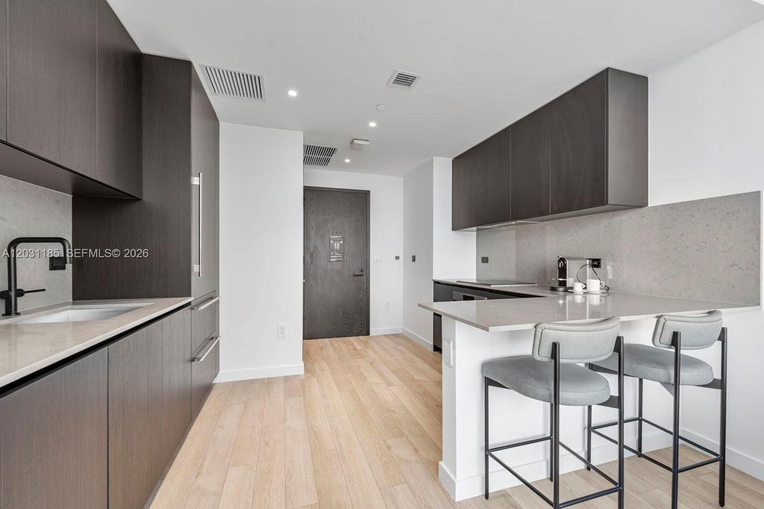 For Sale: $900,000 (1 beds, 1 baths, 617 Square Feet)
