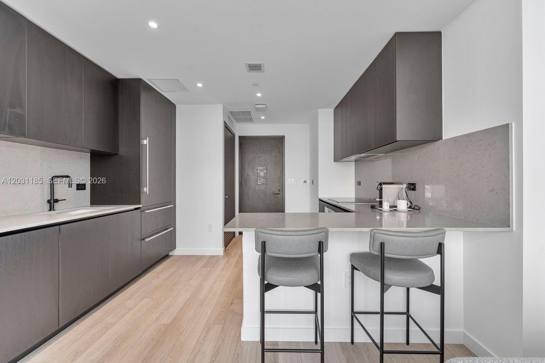 For Sale: $900,000 (1 beds, 1 baths, 617 Square Feet)