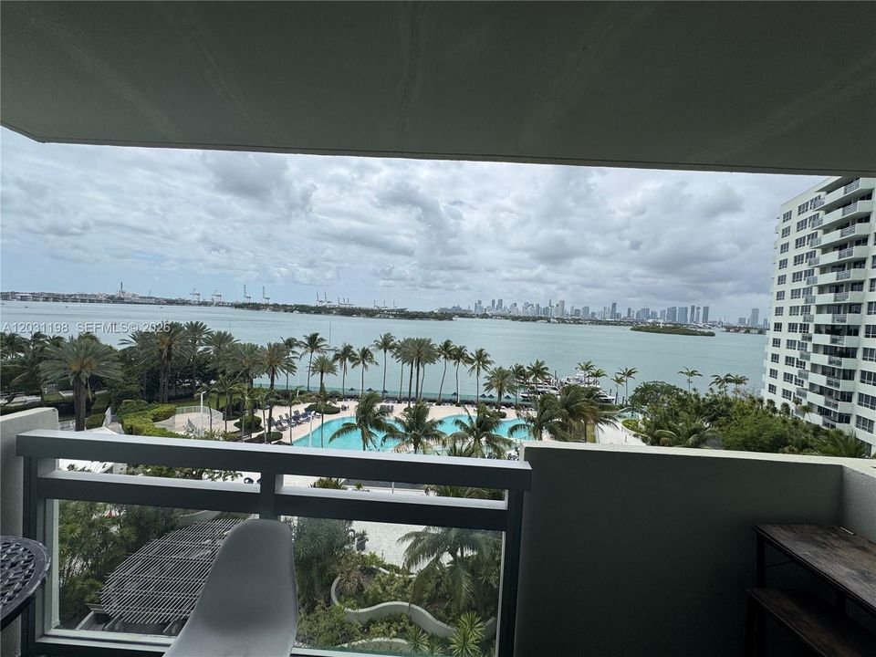 For Rent: $3,550 (1 beds, 1 baths, 727 Square Feet)
