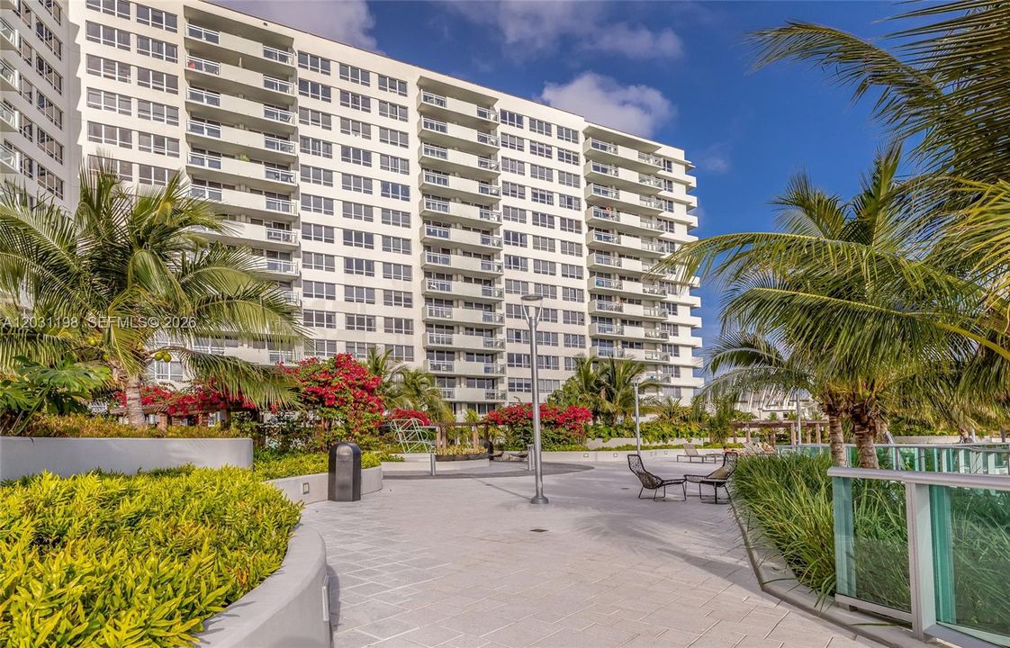For Rent: $3,550 (1 beds, 1 baths, 727 Square Feet)