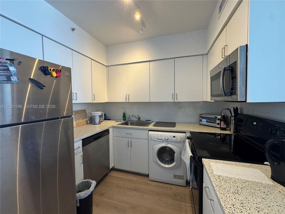 For Rent: $3,550 (1 beds, 1 baths, 727 Square Feet)