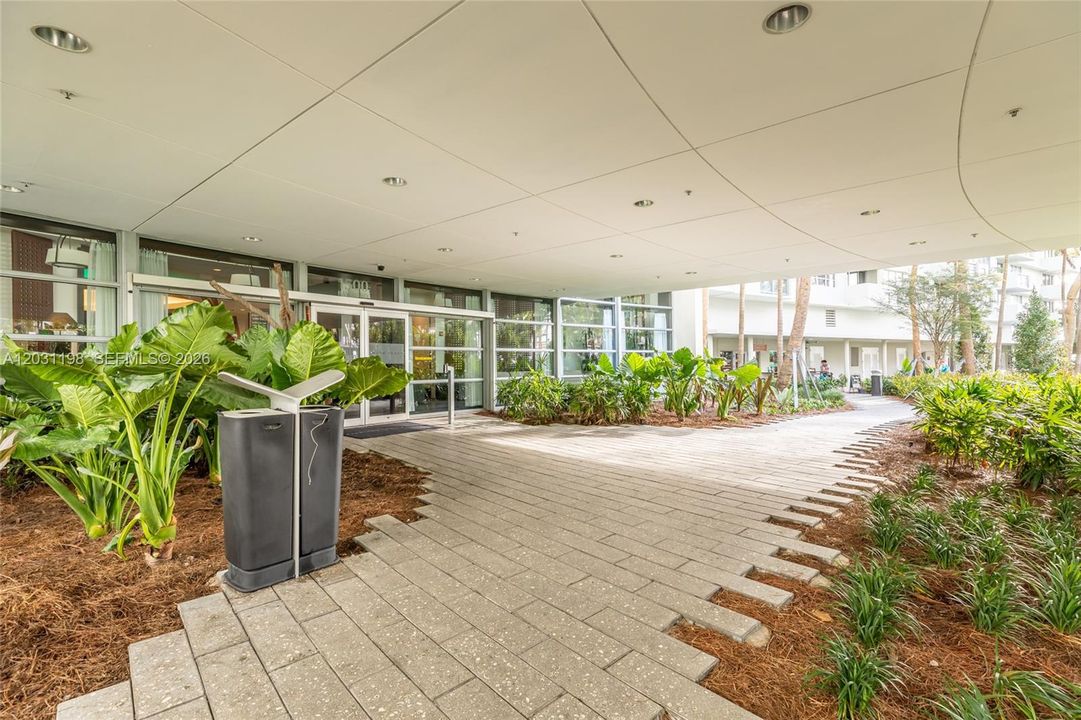 For Rent: $3,550 (1 beds, 1 baths, 727 Square Feet)