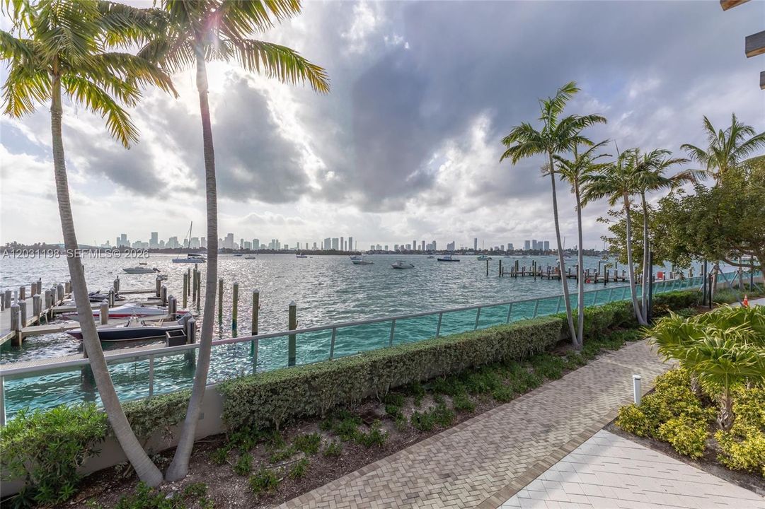For Rent: $3,550 (1 beds, 1 baths, 727 Square Feet)