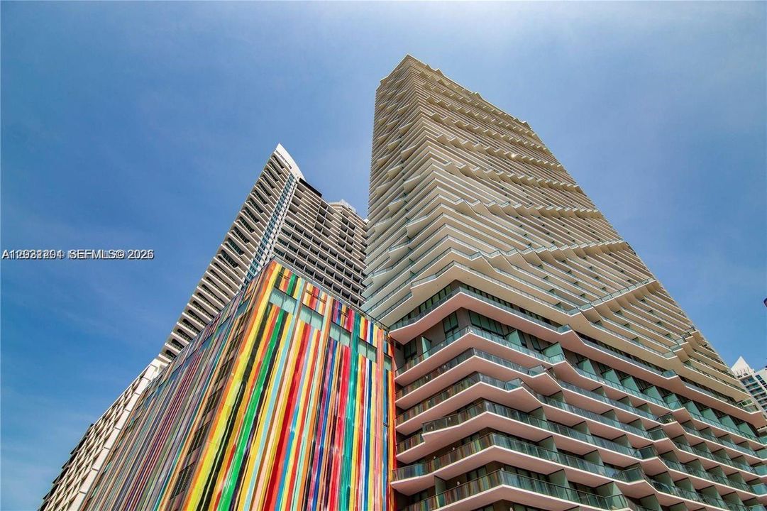 For Sale: $715,000 (2 beds, 2 baths, 961 Square Feet)