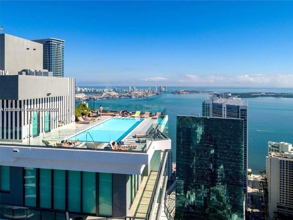 For Sale: $715,000 (2 beds, 2 baths, 961 Square Feet)