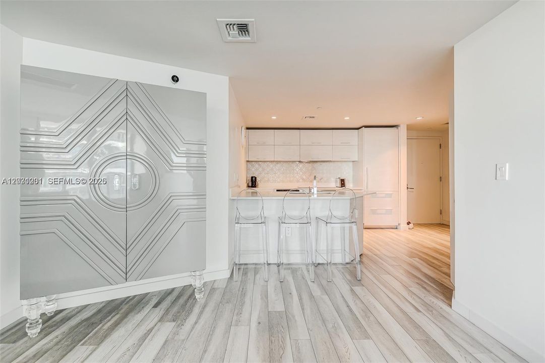 For Sale: $715,000 (2 beds, 2 baths, 961 Square Feet)