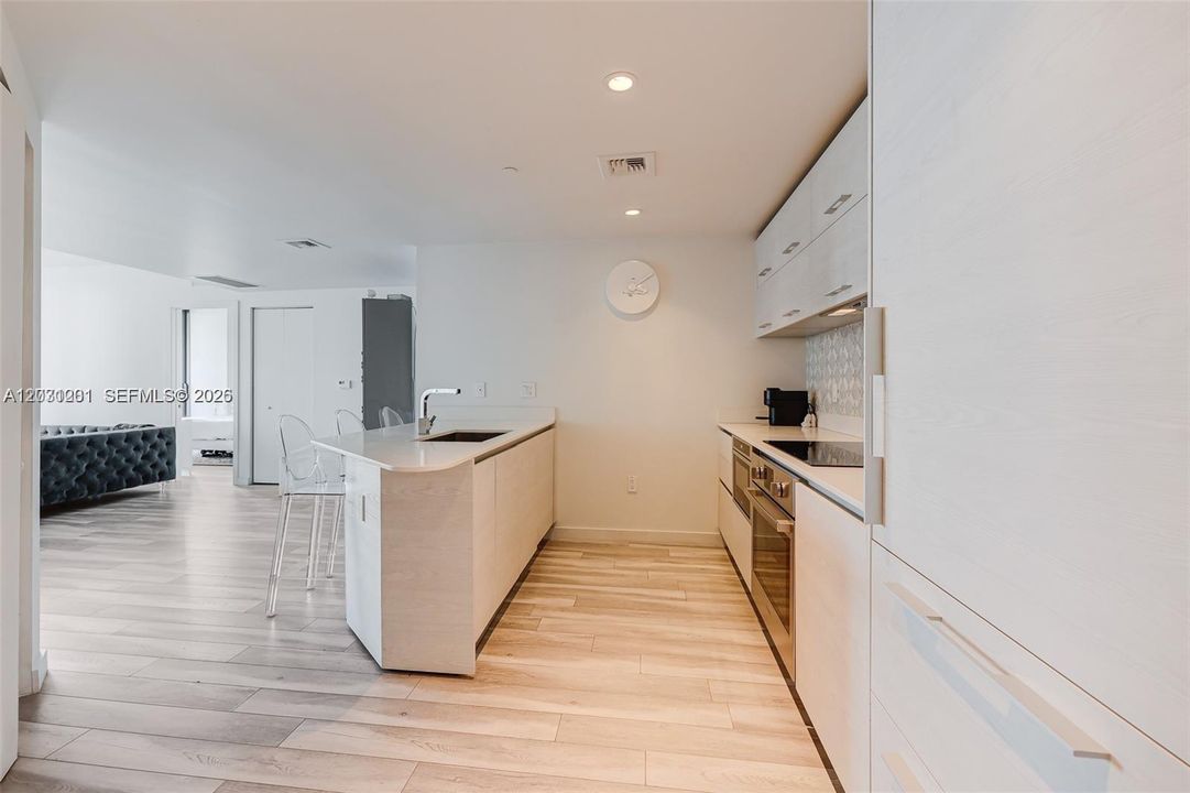 For Sale: $715,000 (2 beds, 2 baths, 961 Square Feet)