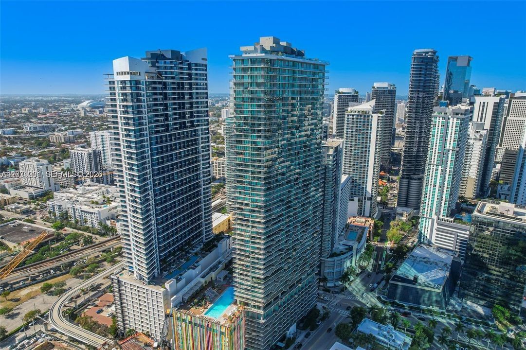 For Sale: $715,000 (2 beds, 2 baths, 961 Square Feet)