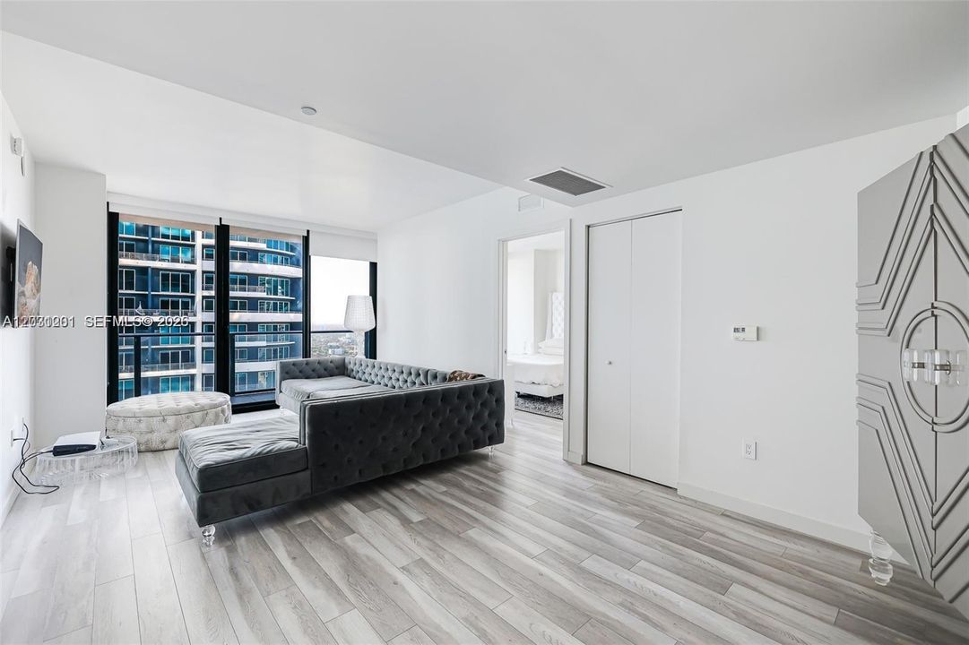 For Sale: $715,000 (2 beds, 2 baths, 961 Square Feet)