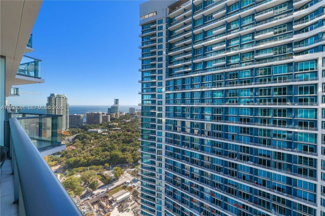 For Sale: $715,000 (2 beds, 2 baths, 961 Square Feet)