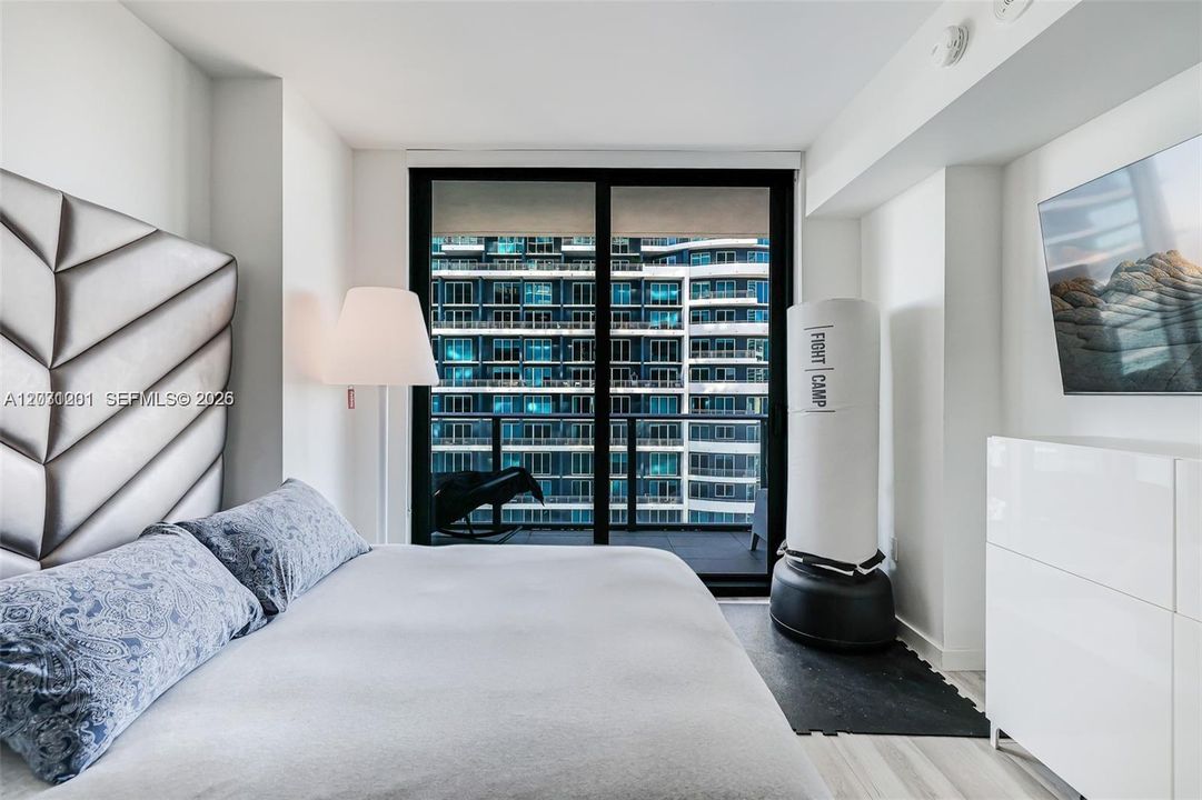 For Sale: $715,000 (2 beds, 2 baths, 961 Square Feet)