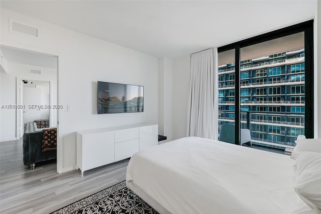 For Sale: $715,000 (2 beds, 2 baths, 961 Square Feet)