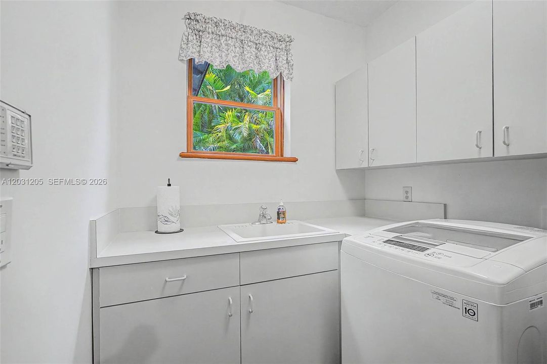 For Sale: $1,450,000 (4 beds, 3 baths, 3072 Square Feet)