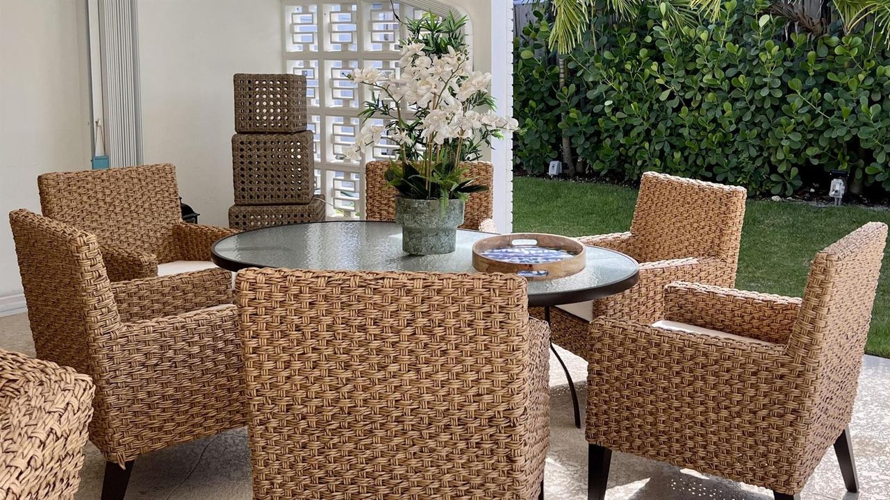 Outdoor Dining 1