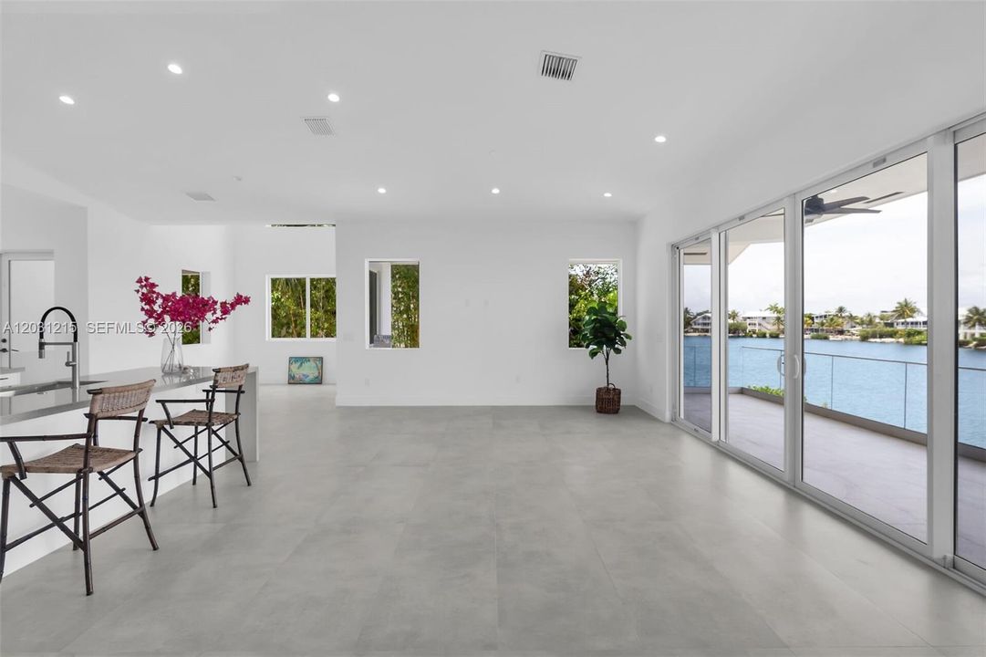 En Venta: $1,695,000 (3 camas, 2 baños, 2421 Pies cuadrados)