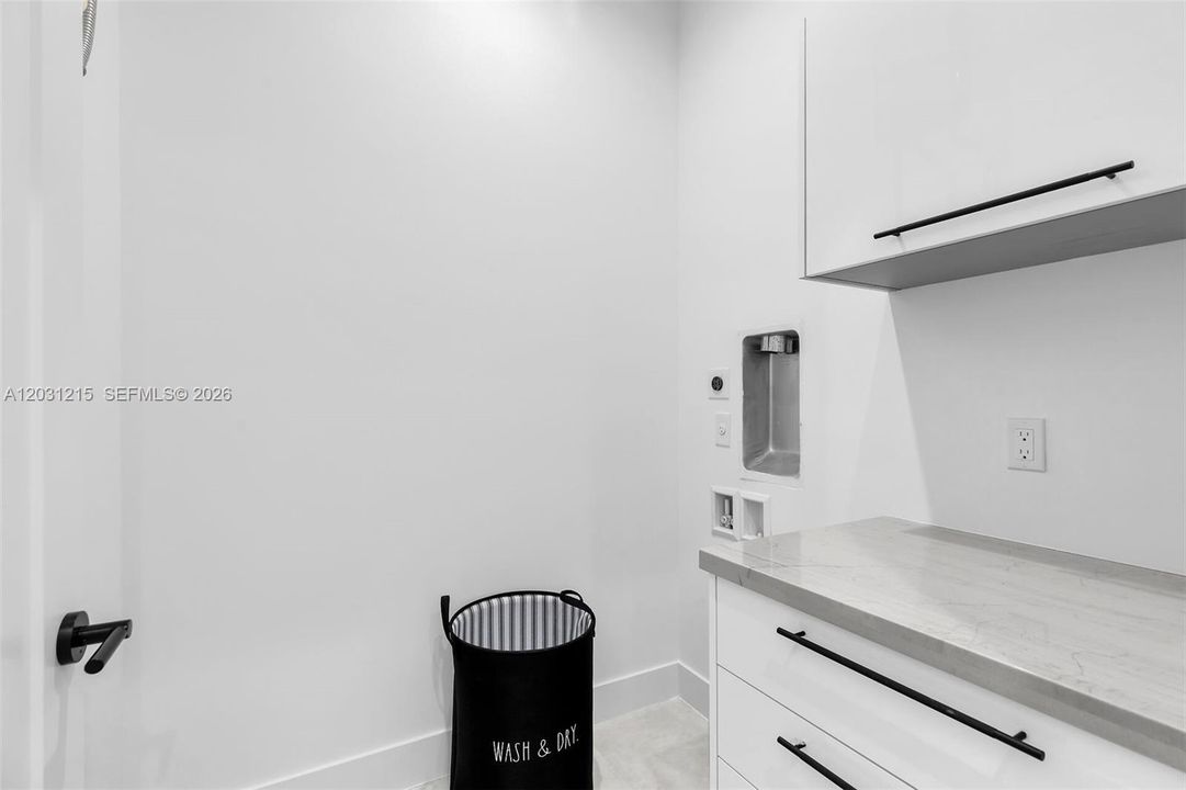 En Venta: $1,695,000 (3 camas, 2 baños, 2421 Pies cuadrados)