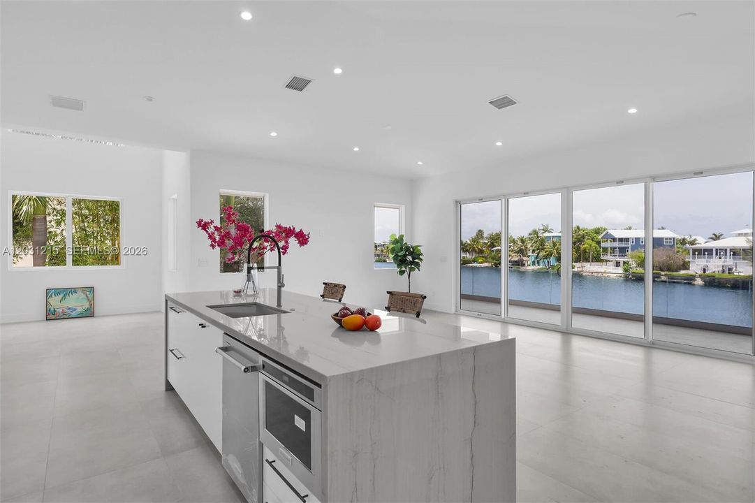 En Venta: $1,695,000 (3 camas, 2 baños, 2421 Pies cuadrados)