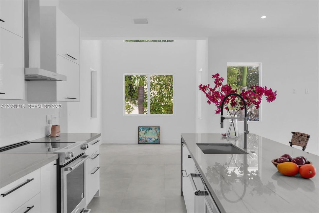 En Venta: $1,695,000 (3 camas, 2 baños, 2421 Pies cuadrados)