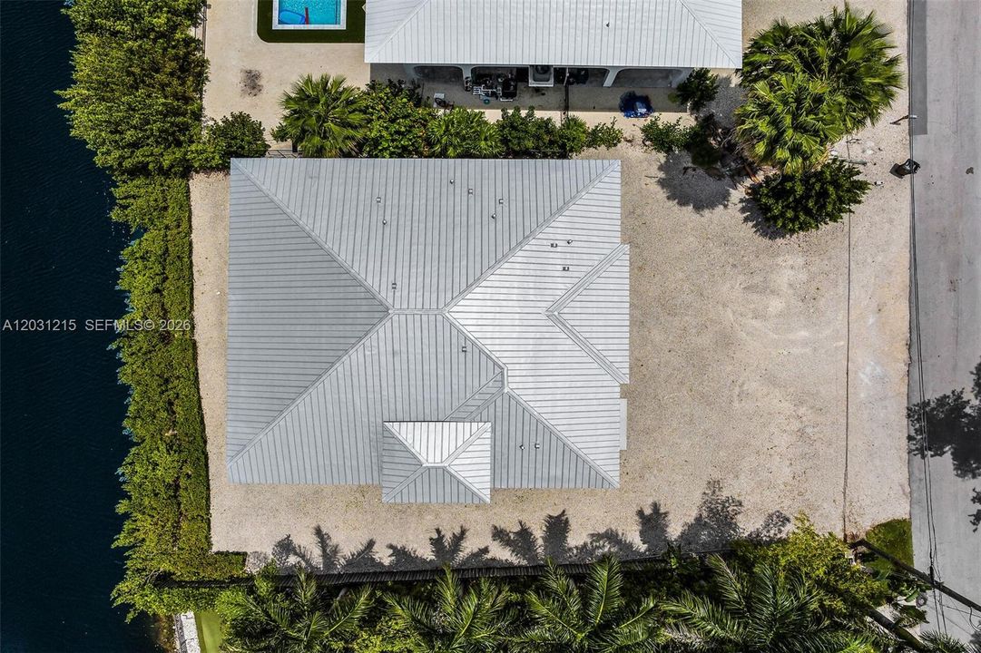 En Venta: $1,695,000 (3 camas, 2 baños, 2421 Pies cuadrados)