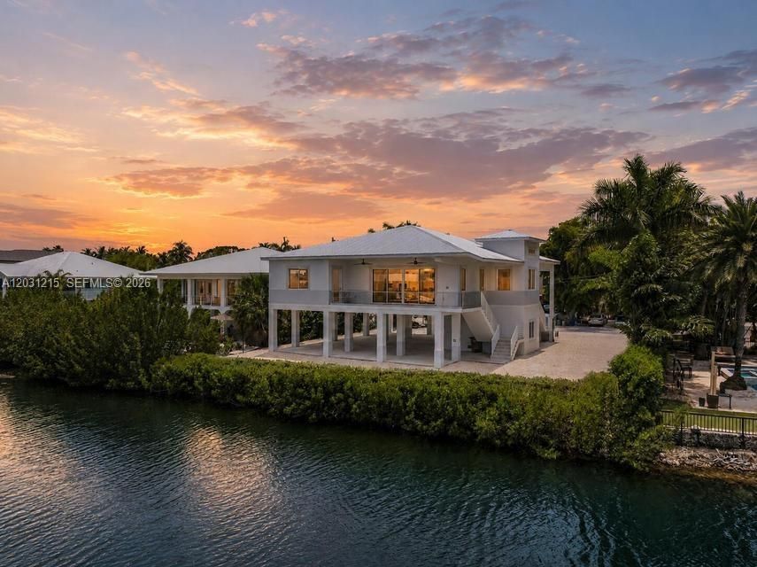 En Venta: $1,695,000 (3 camas, 2 baños, 2421 Pies cuadrados)
