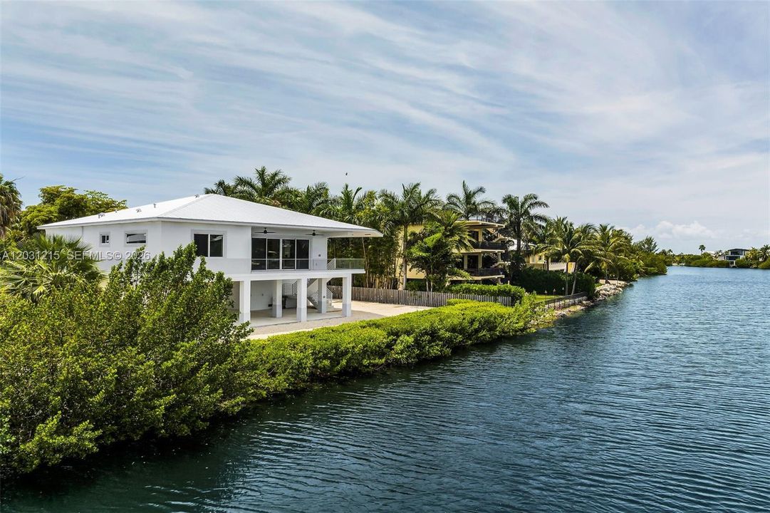 En Venta: $1,695,000 (3 camas, 2 baños, 2421 Pies cuadrados)