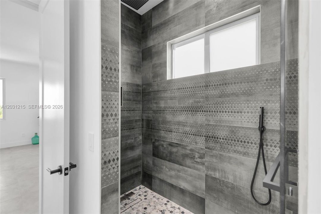 En Venta: $1,695,000 (3 camas, 2 baños, 2421 Pies cuadrados)