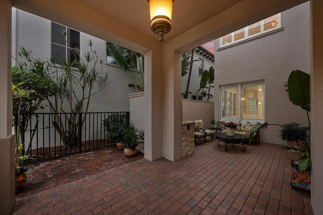 Stunning Entertainment Courtyard