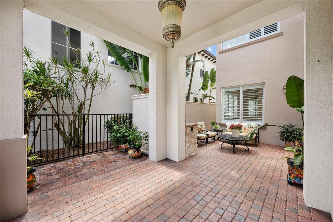 Stunning Entertainment Courtyard