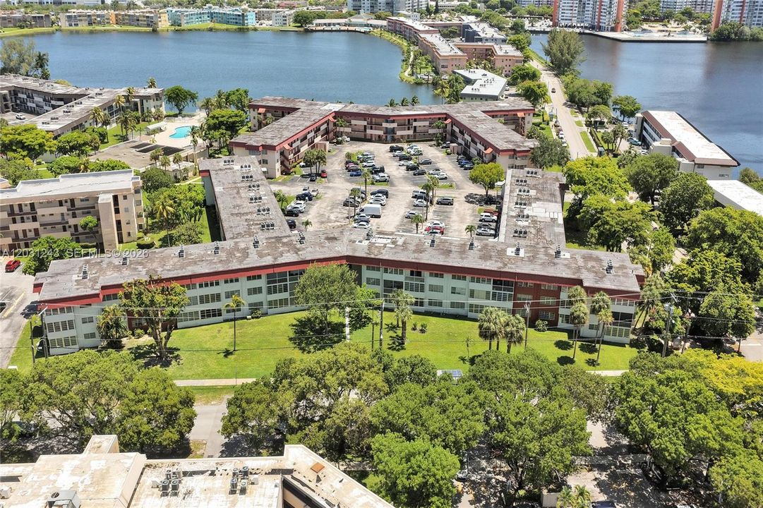 For Sale: $179,000 (1 beds, 1 baths, 954 Square Feet)